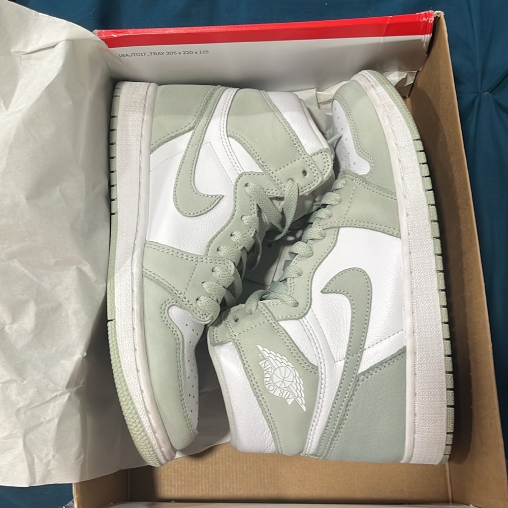 Jordan 1 high seafoam.   M7.5 / W9 - Picture 2 of 10